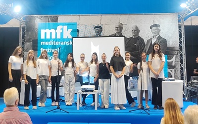 Školski zbor na promociji slikovnice Ero s online svijeta